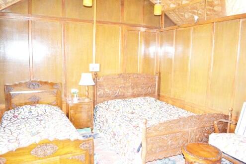 New Sansouci Deluxe Houseboat, Srinagar 2